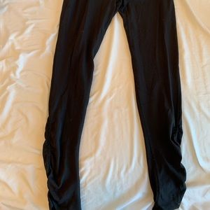 BLACK CROPPED IVIVVA LEGGINGS!